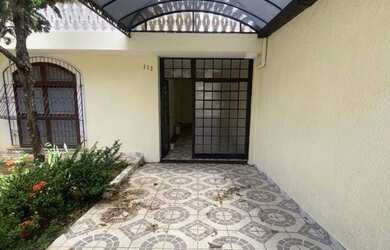 Imagem: A casa possui 3 Dormitórios, 3 Banheiros, 2 Vagas na garagem