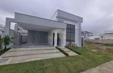 Imagem: A casa em condomínio possui 3 Dormitórios, 1 Banheiro, 2 Vagas