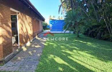 Imagem: A casa possui 4 Dormitórios, 3 Banheiros, 5 Vagas na garagem