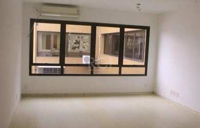 Imagem: O depósito possui 1 Vaga na garagem, 42m² de Área e está