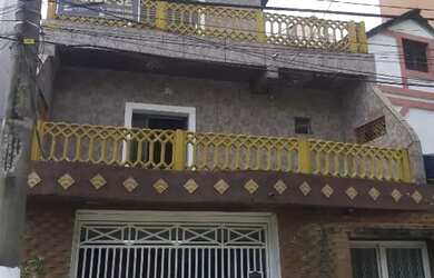 Imagem: A casa possui 4 Dormitórios, 2 Banheiros, 2 Vagas na garagem