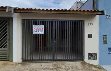 Imagem: A casa possui 2 Dormitórios, 1 Banheiro, 2 Vagas na garagem
