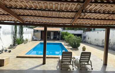 Imagem: A casa possui 3 Dormitórios, 3 Banheiros, 4 Vagas na garagem