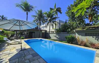 Imagem: A casa possui 5 Dormitórios, 1 Banheiro, 4 Vagas na garagem