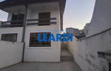 Imagem: A casa possui 4 Dormitórios, 4 Banheiros, 2 Vagas na garagem