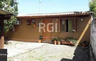 Imagem: A casa possui 3 Dormitórios, 2 Banheiros, 2 Vagas na garagem