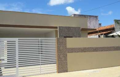 Imagem: A casa possui 3 Dormitórios, 2 Banheiros, 2 Vagas na garagem