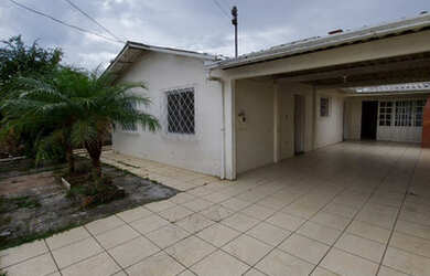 Imagem: A casa possui 3 Dormitórios, 1 Banheiro, 2 Vagas na garagem