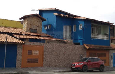 Imagem: A casa possui 4 Dormitórios, 3 Banheiros, 3 Vagas na garagem