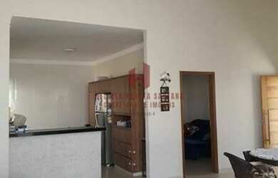 Imagem: A casa possui 3 Dormitórios, 2 Banheiros, 2 Vagas na garagem