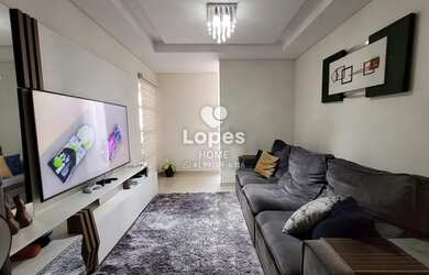 Imagem: A casa possui 3 Dormitórios, 3 Banheiros, 2 Vagas na garagem