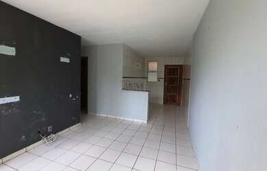 Imagem: A casa possui 3 Dormitórios, 1 Banheiro, 2 Vagas na garagem