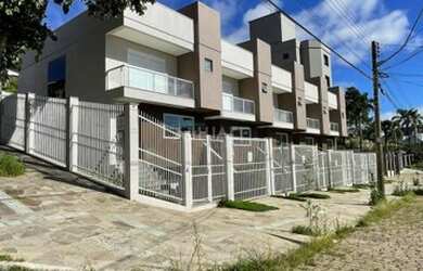 Imagem: A casa possui 3 Dormitórios, 2 Banheiros, 2 Vagas na garagem