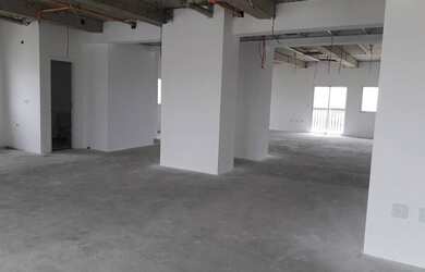 Imagem: O depósito possui 5 Vagas na garagem e 420m² de Área e está