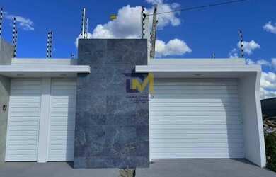 Imagem: A casa possui 3 Dormitórios, 2 Banheiros, 2 Vagas na garagem