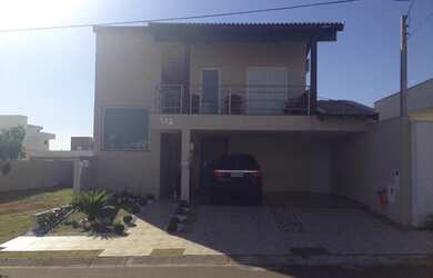 Imagem: A casa em condomínio possui 4 Dormitórios, 5 Banheiros, 4