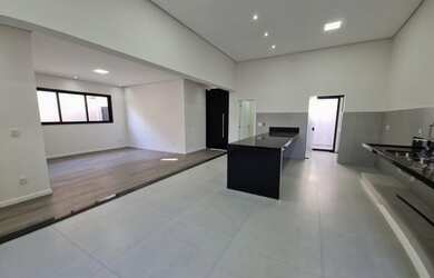 Imagem: A casa em condomínio possui 3 Dormitórios, 1 Banheiro, 4 Vagas