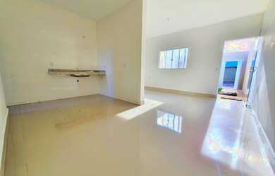 Imagem: A casa possui 2 Dormitórios, 2 Banheiros, 2 Vagas na garagem