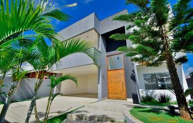 Imagem: A casa em condomínio possui 4 Dormitórios, 5 Banheiros, 4