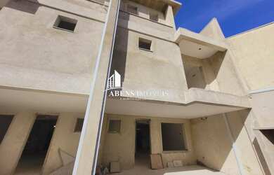 Imagem: A casa possui 3 Dormitórios, 3 Banheiros, 2 Vagas na garagem