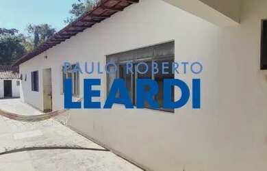 Imagem: A casa possui 3 Dormitórios, 3 Banheiros, 2 Vagas na garagem