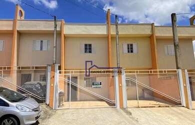 Imagem: A casa possui 2 Dormitórios, 2 Banheiros, 1 Vaga na garagem