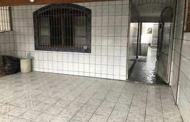 Imagem: A casa possui 3 Dormitórios, 1 Banheiro, 2 Vagas na garagem