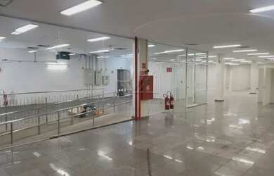 Imagem: O depósito possui 5 Vagas na garagem e 1660m² de Área e está