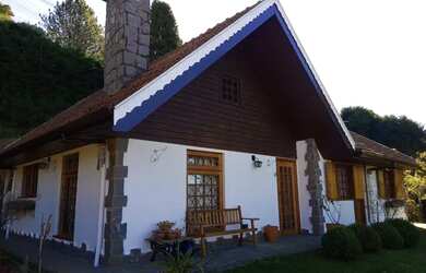 Imagem: A casa possui 3 Dormitórios, 2 Banheiros, 3 Vagas na garagem