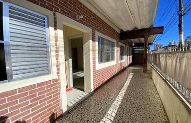 Imagem: A casa possui 2 Dormitórios, 1 Banheiro, 1 Vaga na garagem