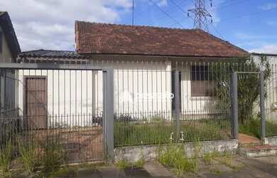 Imagem: A casa possui 2 Dormitórios, 1 Banheiro, 2 Vagas na garagem