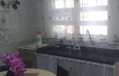 Imagem: A casa possui 2 Dormitórios, 2 Banheiros, 2 Vagas na garagem