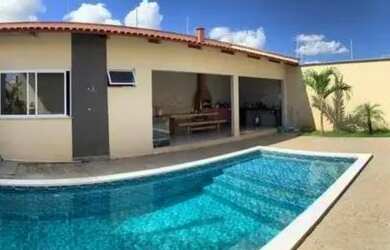 Imagem: A casa possui 3 Dormitórios, 2 Banheiros, 2 Vagas na garagem