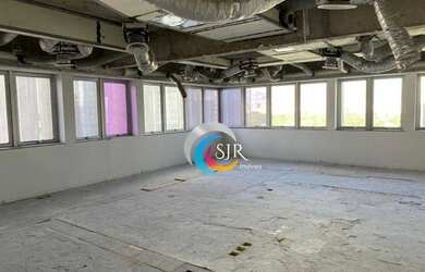 Imagem: O depósito possui 3 Vagas na garagem e 182m² de Área e está