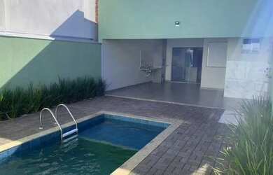 Imagem: A casa possui 3 Dormitórios, 2 Banheiros, 1 Vaga na garagem