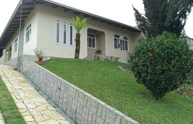 Imagem: A casa possui 3 Dormitórios, 2 Banheiros, 1 Vaga na garagem