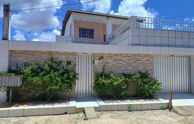 Imagem: A casa possui 2 Dormitórios, 1 Banheiro, 2 Vagas na garagem