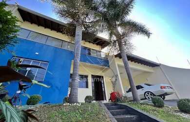 Imagem: A casa possui 3 Dormitórios, 3 Banheiros, 4 Vagas na garagem