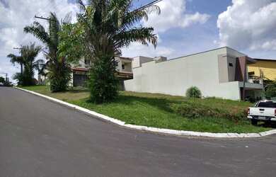 Imagem: O terreno e possui Dormitórios, Suítes, Banheiros, 250-0m²