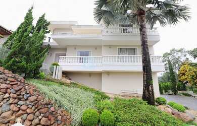 Imagem: A casa possui 3 Dormitórios, 5 Banheiros, 2 Vagas na garagem