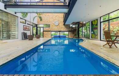 Imagem: A casa possui 4 Dormitórios, 5 Banheiros, 4 Vagas na garagem