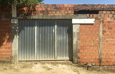 Imagem: A casa possui 2 Dormitórios e 1 Banheiro e está localizado