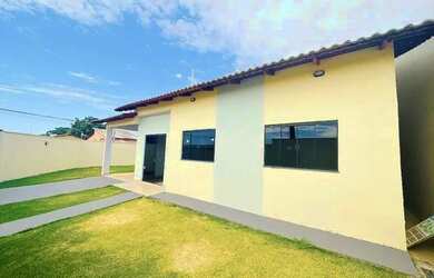 Imagem: A casa possui 3 Dormitórios, 2 Banheiros, 2 Vagas na garagem