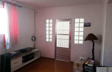 Imagem: A casa possui 3 Dormitórios, 2 Banheiros, 5 Vagas na garagem