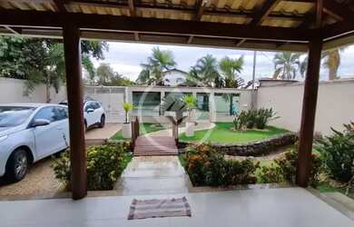 Imagem: A casa possui 3 Dormitórios, 4 Banheiros, 5 Vagas na garagem