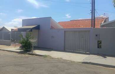 Imagem: A casa possui 5 Dormitórios, 4 Banheiros, 3 Vagas na garagem