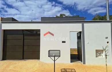 Imagem: A casa possui 3 Dormitórios, 2 Banheiros, 2 Vagas na garagem