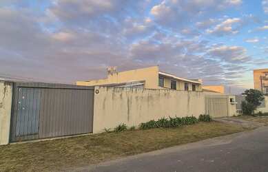 Imagem: A casa possui 3 Dormitórios, 2 Banheiros, 1 Vaga na garagem