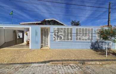 Imagem: A casa possui 4 Dormitórios, 4 Banheiros, 5 Vagas na garagem