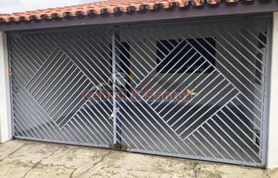 Imagem: A casa possui 3 Dormitórios, 2 Banheiros, 2 Vagas na garagem